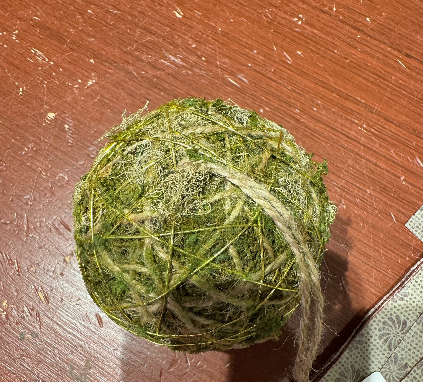 Moseball m snor gulltråd 7cm Mr Plant
