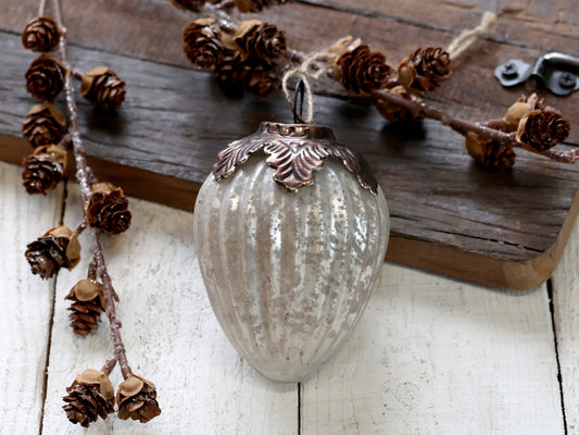 Julekule kongle antikk hvit Chic Antique