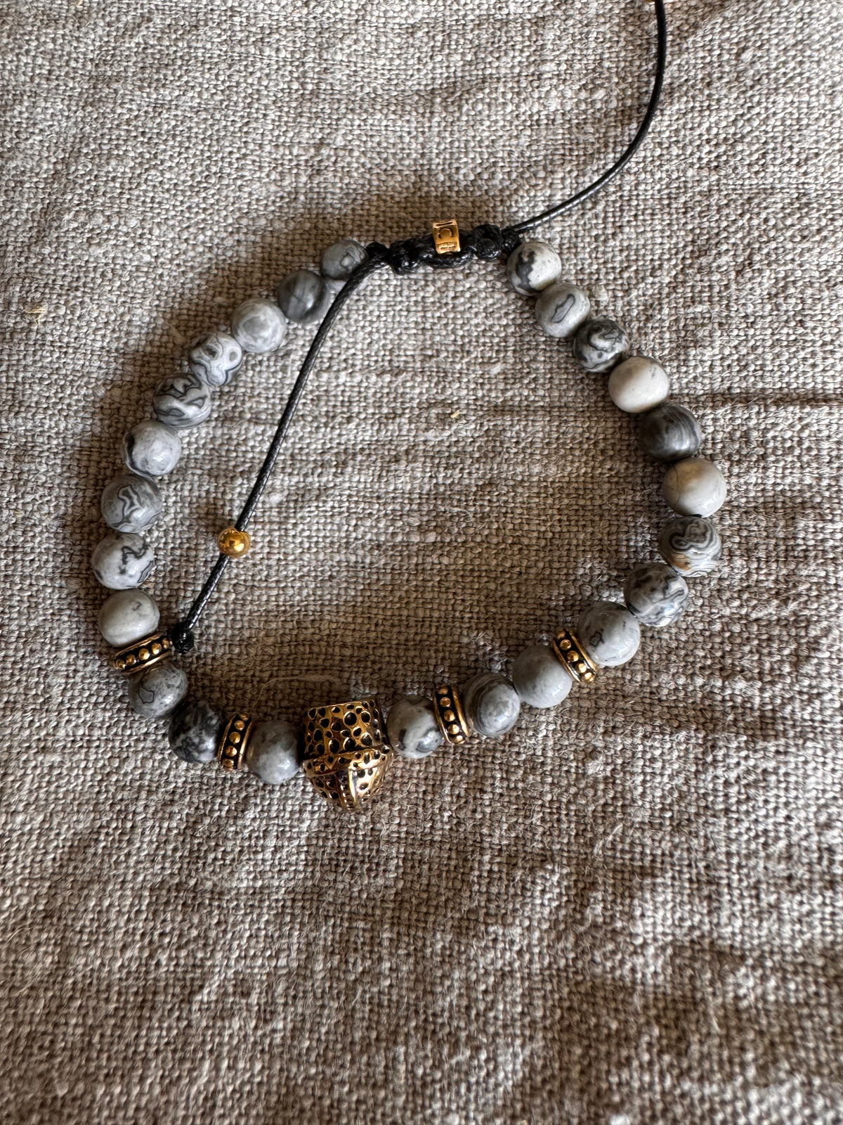 Armbånd grå native grått med hjelm Nordic Icon