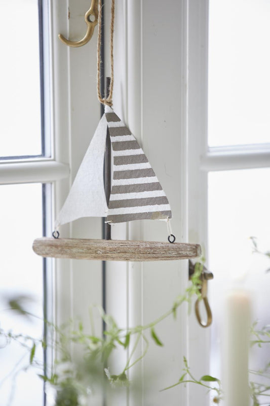 Båt med seil stripet beige hvit Ib Laursen