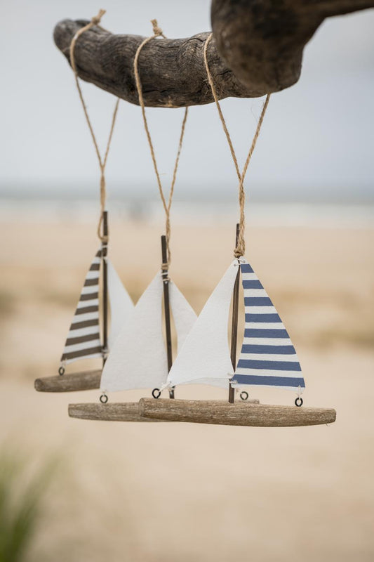 Båt med seil hvitt Ib Laursen