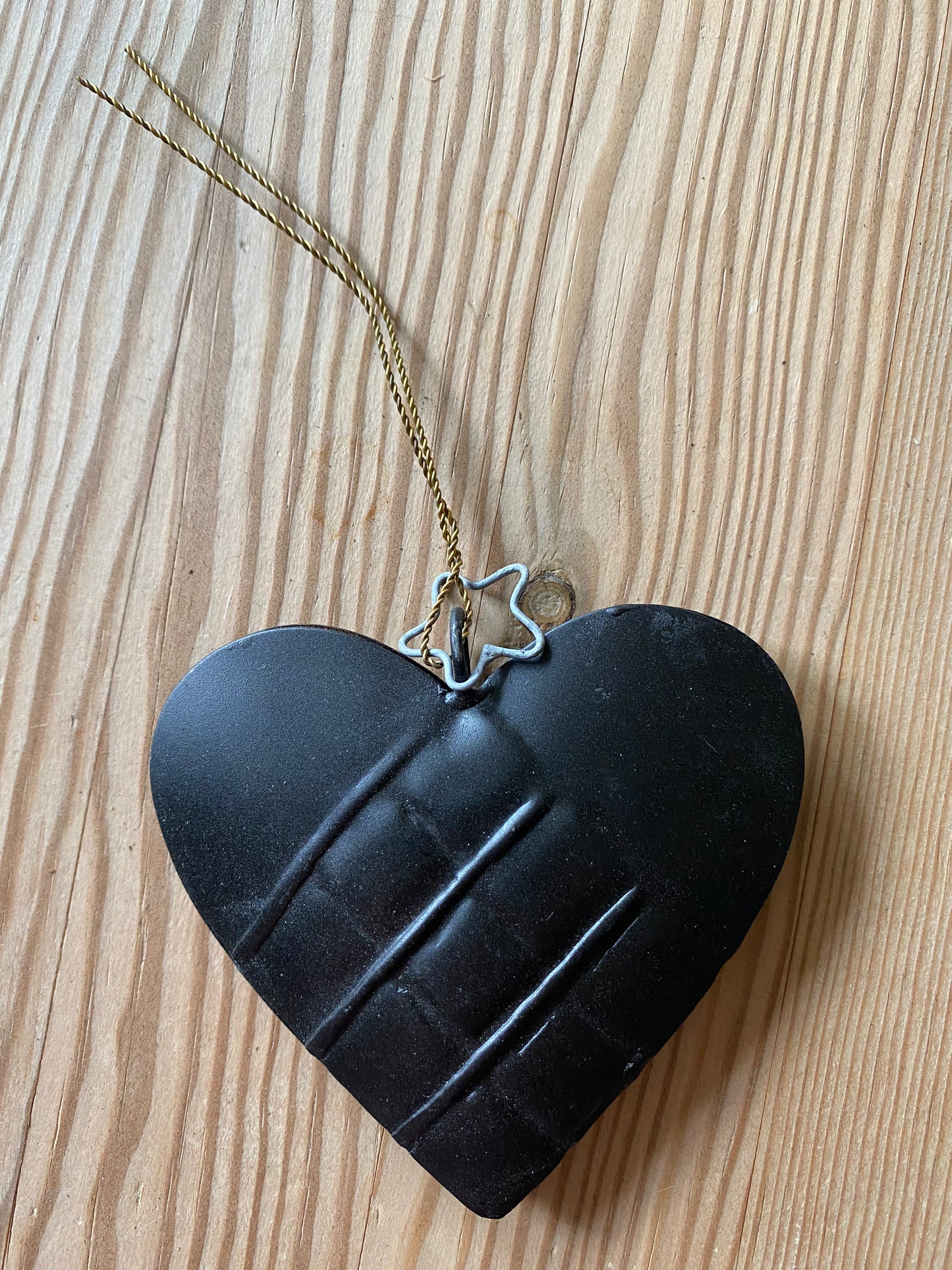Hjerte sort metall med wire Ib Laursen
