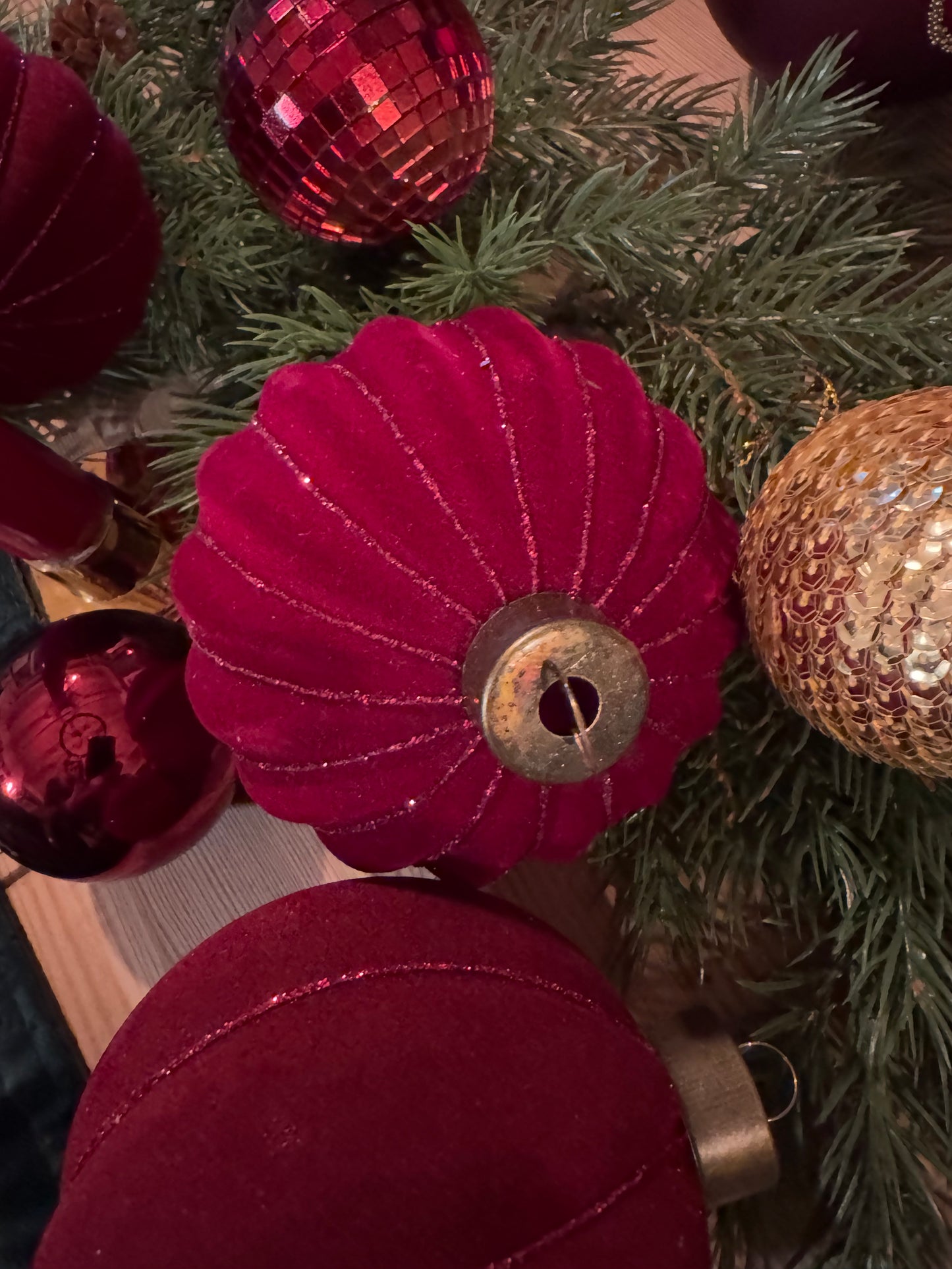Julekule fløyel vinrød 8 cm Alot Decoration