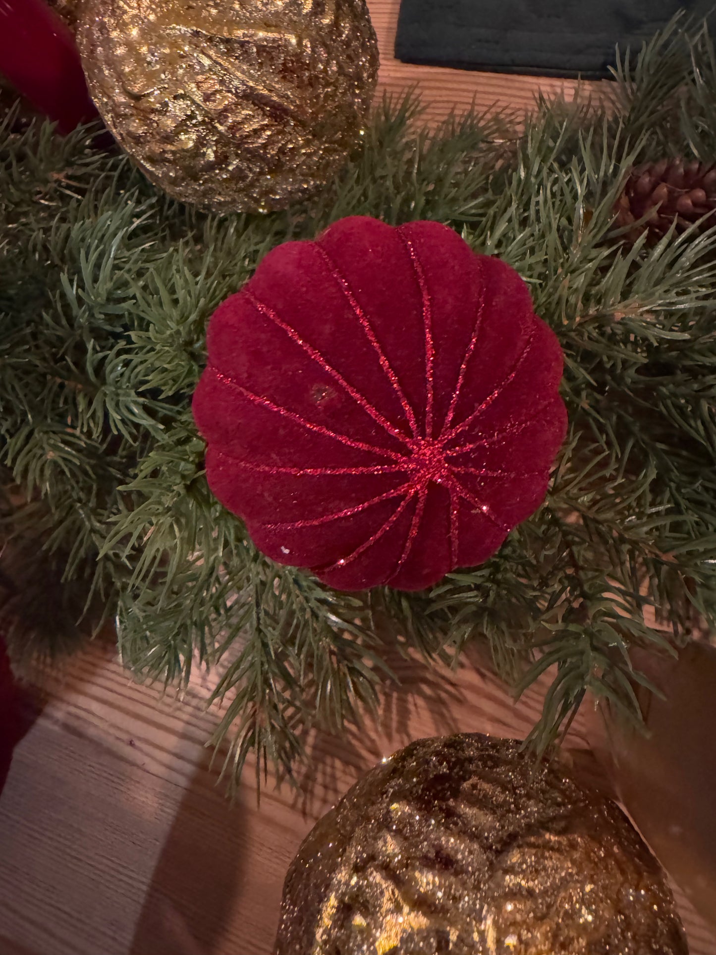 Julekule fløyel vinrød 8 cm Alot Decoration