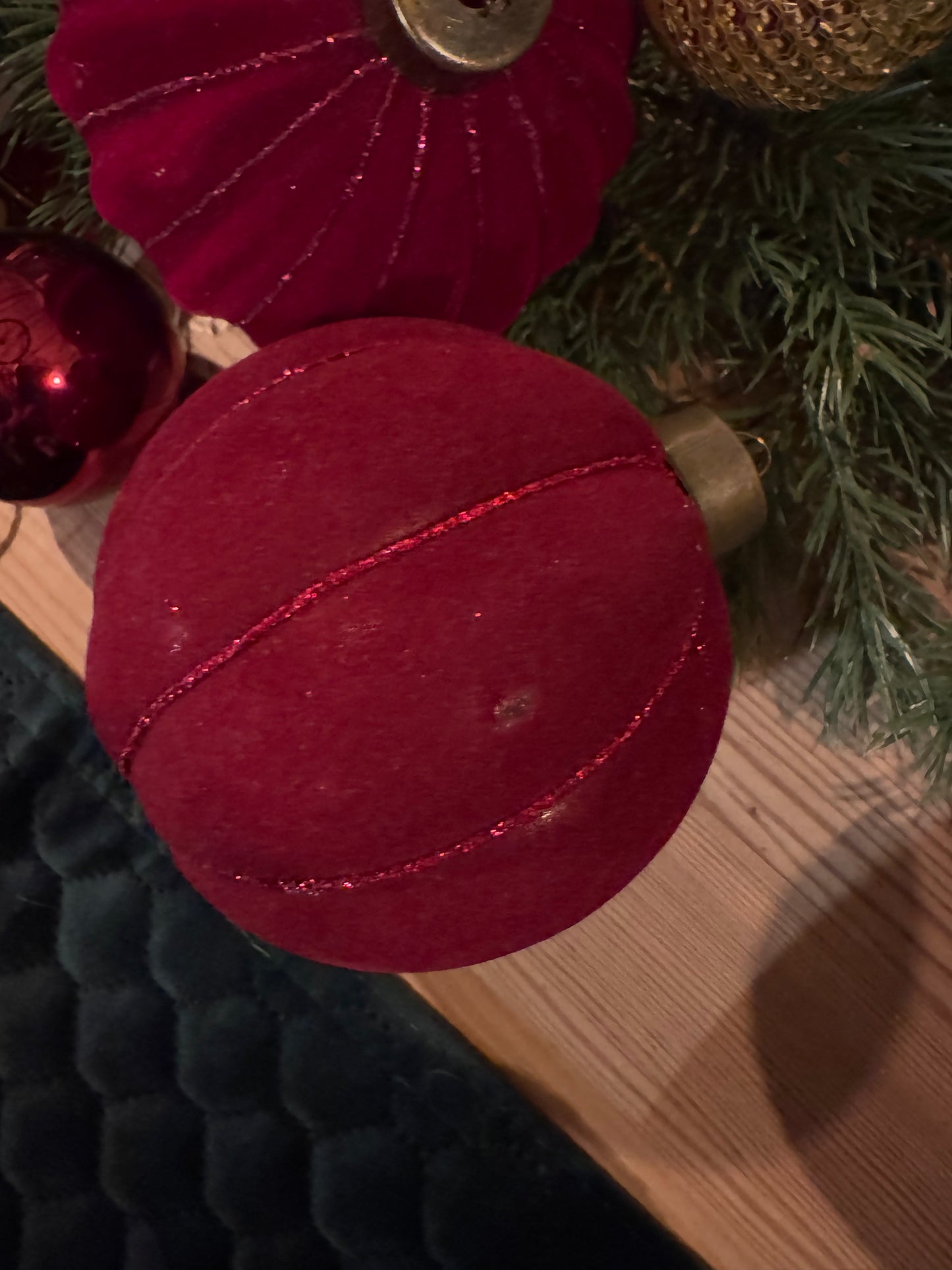 Julekule fløyel vinrød 10 cm Alot Decoration