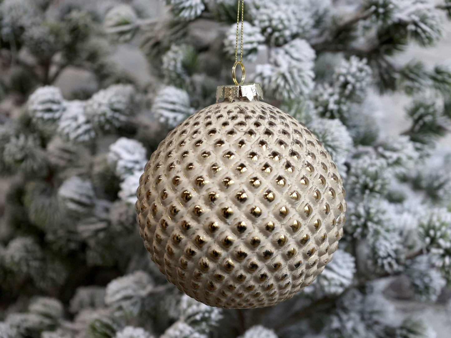 Julekule beige krem med gull 10 cm Chic Antique